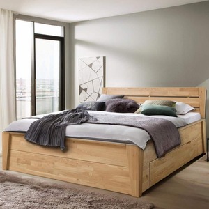 Drevené manželské postele sú nadčasovým kusom nábytku, ktorý do vaše spálne vnesie dávku komfortu a elegancie.
